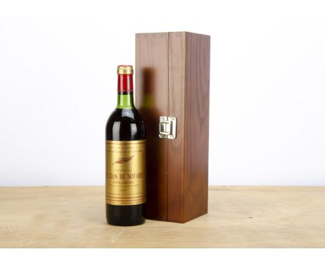 A 1980s boxed wine gift set,  Grand Vin de Bordeaux mis en Bouteilles au Chateau, Chateau le Clos du Notaire cotes de Bourg 1