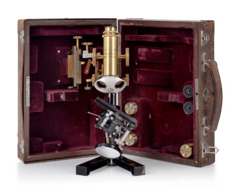 A TRAVELLING MICROSCOPE BY ERNST LEITZ WETZLAR, CIRCA 1930constructed in lacquered and ebonised enamelled brass, signed to 4i