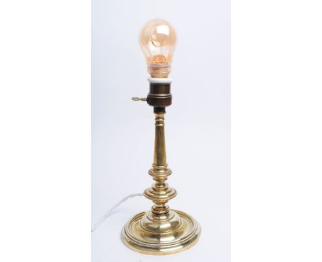 An Italian early 20th century 1930s art deco brass desk light lamp with a German Siemens &amp; Halske brass light fixture. La