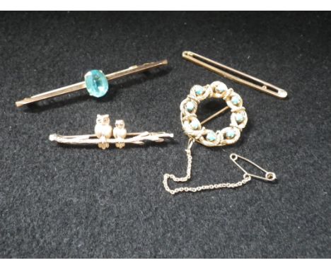 A COLLECTION OF BROOCHES, to include a 9ct yellow gold bar brooch, 13.5gm total including stones