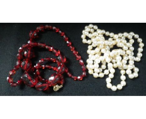 A SIMULATED PEARL NECKLACE and faceted 'amber' necklace  (2)