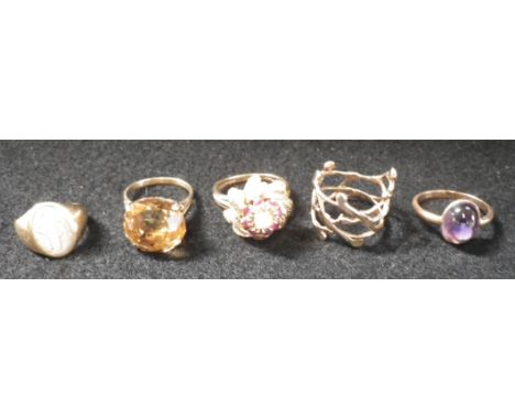 A COLLECTION OF DRESS RINGS, to include a 9ct yellow gold cluster ring (5)