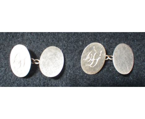 A PAIR OF GENTLEMAN'S 9CT YELLOW GOLD CUFFLINKS with chain connections, monogrammed 'D'