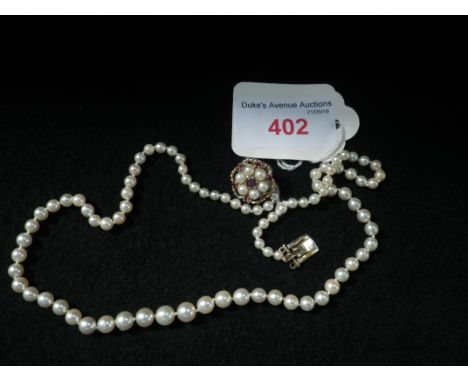 A GRADUATED CULTURED PEARL NECKLACE