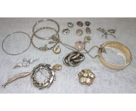 A COLLECTION OF JEWELLERY, to include a yellow gold metal core hinged bangle