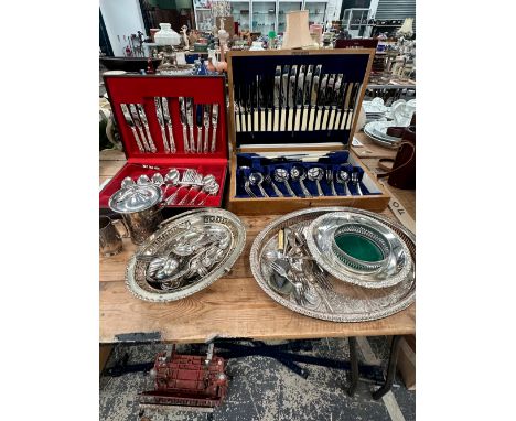 TWO CANTEENS AND LOOSE ELECTROPLATE CUTLERY, A SILVER CHRISTENING MUG TOGETHER WITH A SILVER KNAPKIN RING 