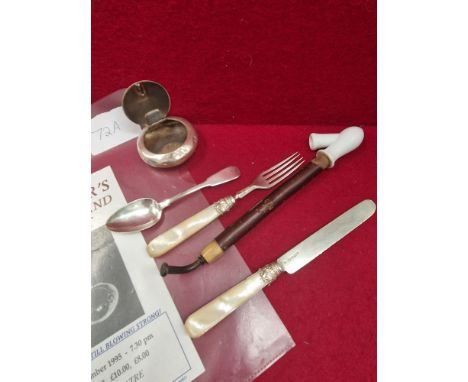 A VICTORIAN SILVER AND MOTHER OF PEARL KNIFE AND FORK SET, A GEORGIAN SILVER SPOON, A SILVER SNUFF BOX, A SMOKING PIPE, AND A