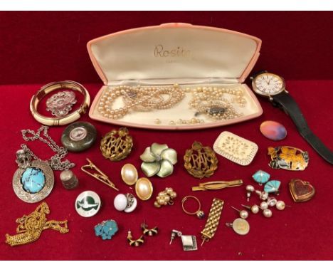 A HARDSONE CASED VINTAGE COMPASS, RAF BADGES, COSTUME JEWELLERY ETC.