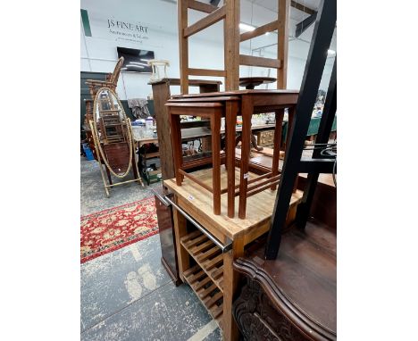 A RETRO NEST OF THREE OAK TABLES WITH INSET TILE TOP, TOGETHER WITH A KITCHEN UNIT AND A HIGH STOOL (5)