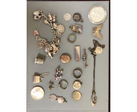 SILVER JEWELLERY TO INCLUDE A INGOT CHARM BRACELET AND CHARMS, CUFFLINK'S, BROOCHES, PENDENT'S INCLUDING A PURSE RING, A THIM