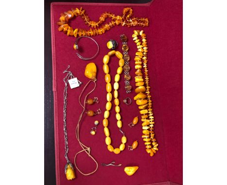 A COLLECTION OF AMBER, RESIN AND OTHER JEWELLERY TO INCLUDE A ROSE CARVED PENDENT ON A CONTINENTAL SILVER NECKLACE, BEADS, SI