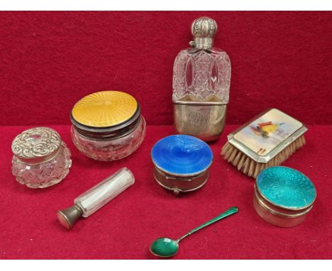 A COLLECTION OF HALLMARKED SILVER TO INCLUDE A GLASS AND SILVER DRESSING TABLE JAR AND SILVER EXAMPLE. GUILLOCHE ENAMEL LIDS,