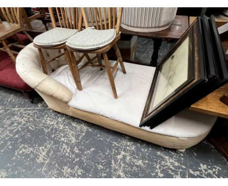 A VINTAGE COUNTRY HOUSE BUTTON UPHOLSTERED CHAISE LONGUE ON WHITE PAINTED SPINDLE FEET