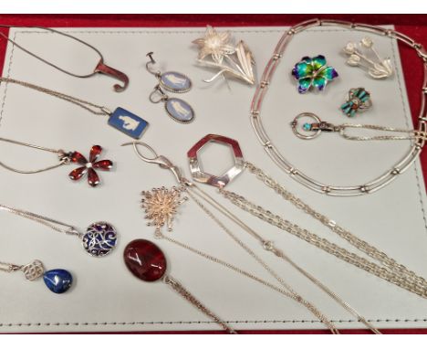 A COLLECTION OF SILVER JEWELLERY TO INCLUDE PENDANTS, NECKLACES, WEDGWOOD EARRINGS AND PENDANT, AN ISRAEL SIGNED PIECE AND A 