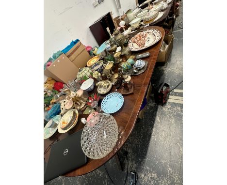 A LARGE COLLECTION OF CHINA WARES TO INCLUDE A ROYAL CROWN DERBY RABBIT, TIFFANY STYLE LAMP SHADE, ROYAL WORCESTER, CROWN DUC