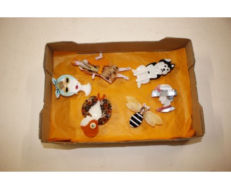 Six miscellaneous plastic Art Deco style brooches 