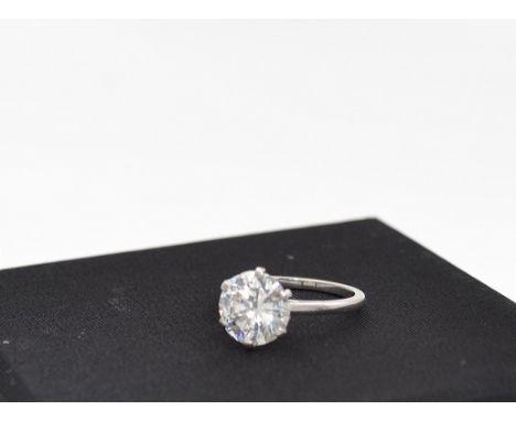 Anello in oro bianco 18 ctcon al centro un diamante taglio brillante, cts. 2.90 totali circa (colore K/L, purezza PI).Misura 