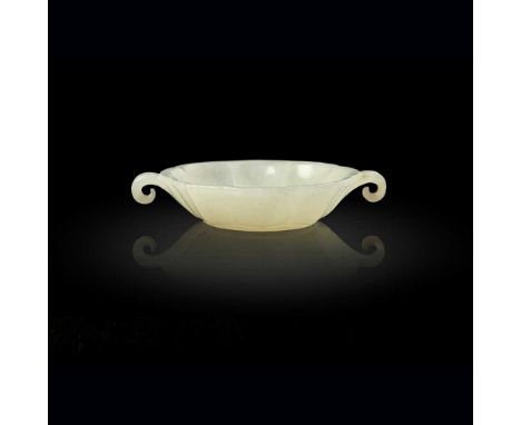 MUGHAL-STYLE WHITE JADE HANDLED BRUSH LICK QING DYNASTY, 19TH CENTURY 清 白玉雕痕都斯坦式葵口雙花葉柄筆舔 the finely carved lobed body flanked