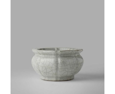 GE-TYPE CRACKLE-GLAZED OCTOGONAL POT ZHAN JING ZHAI ZHI MARK, POSSIBLY OF QING DYNASTY, DAOGUANG PERIOD  或為道光 湛靜齋製款 哥釉八方花口洗 f
