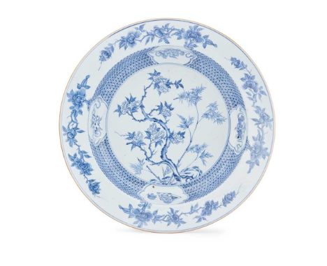 LARGE BLUE AND WHITE BASIN QING DYNASTY, QIANLONG PERIOD 清乾隆 青花祝壽圖大盆 well potted with wide everted rim, painted in the centra