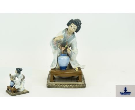 Lladro Figure Japanese Girl Decorating 4840, Designer Vicente Martinez c1973 A/F