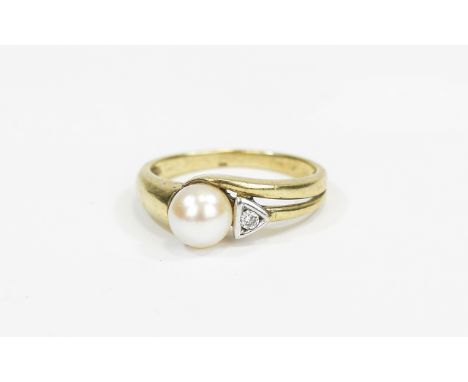 Ladies 9ct Gold Set Pearl and Diamond Ring in very nice as new condition, fully hallmarked.