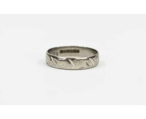 18ct White Gold Wedding Band fully hallmarked for 18ct, Ring size P. 3.5 grammes, Good condition in all aspects.