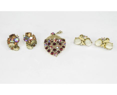Collection Of Vintage Lisner Jewellery. Three items in total to include statement silver tone brooch in the form of a stylize