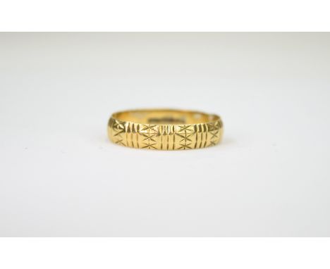 18ct Gold Vintage Wedding Band with ornate decoration. Fully hallmarked for 18ct. 3.5 grams. Ring size R.