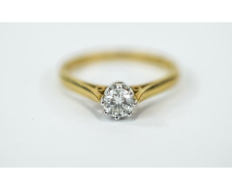 18ct Gold Set Single Stone Diamond Ring diamond of excellent colour and clarity. Est weight 25 points. Fully hallmarked for 1