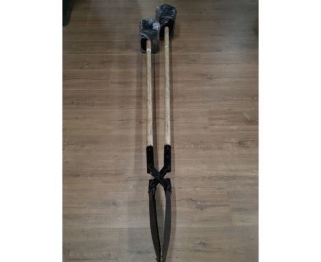 FENCE POST DIGGER ADAPTED AS A HIGH DOUBLE BIRD FEEDER