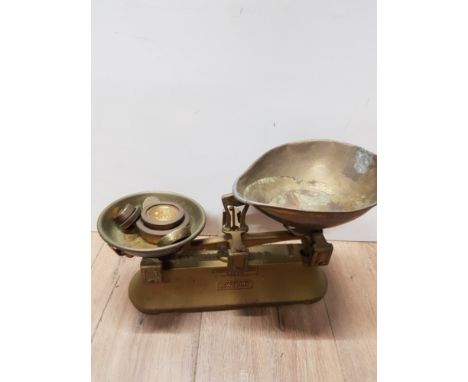 A SET OF VINTAGE DEWSBURY SCALES WITH WEIGHTS