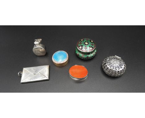 A CARNELIAN SET VINIAGERETTE, SILVER STAMP PURSE AND TWO ENAMEL PILL AND SILVER PILL BOXES, along with a filigree pill box an