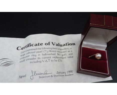 A CULTURED PEARL RING of cross over design. Marked B&amp;S, 9ct, Birmingham 1990 Ring size O Weight 2.8gms 