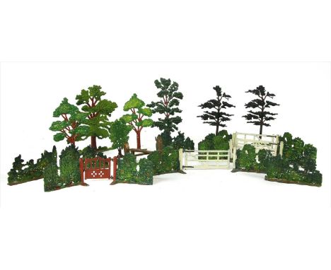 Britains hedges, gates and trees, 12 hedge sections, 1 garden gate, 3 field gates and 7 trees (tallest 15cm),