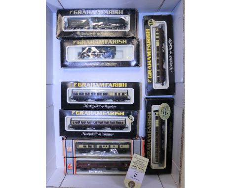 8x N gauge railway items by Graham Farish and Lima. Including 2x locomotives; a GWR Hall Class 4-6-0 loco, Raveningham Hall 6