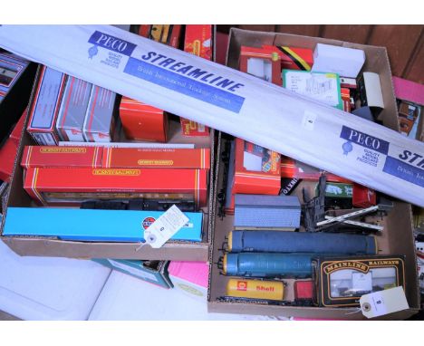 A quantity of OO gauge railway by Hornby Railways, Airfix, Lima, etc. Including 5x locomotives; a BR  Class 51xx Prairie Tank