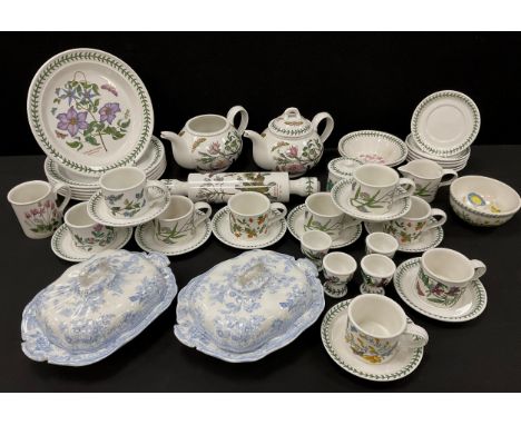Royal Worcester Evesham oven to tableware inc graduated flan dishes, tewo pairs of lidded tureens, larger vegetable dish, tea