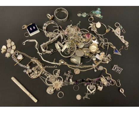 Jewellery - silver and other brooches; chains; pendants; etc