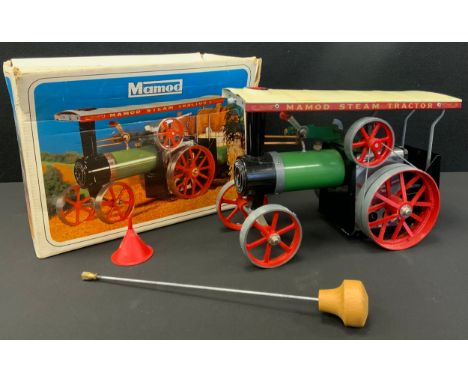 A Mamod TE1A steam traction engine, boxed
