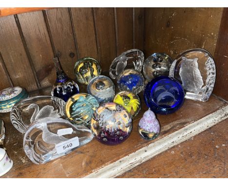 14 glass paperweights including Wedgwood glass, Caithness etc 