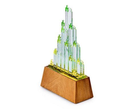Lichtobjekt im Stil des Art Deco  Schweden, 1970er Jahre Vierseitiger Holzsockel mit zwei Glühbirnenfassungen für die archite