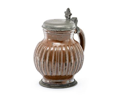 Melonenkrug  Bunzlau, um 1720/30 Braunes Steinzeug. Kugelbauch mit Längsrippen. H. o. Mont. ca. 15 cm. (Kl. Randbest.). Glatt