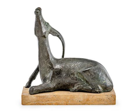 Haage, Annemarie (Berlin 1917-2019) Liegende Antilope   1964 Bronze, schwarz patiniert, auf rötlich-beigem Travertinsockel (3