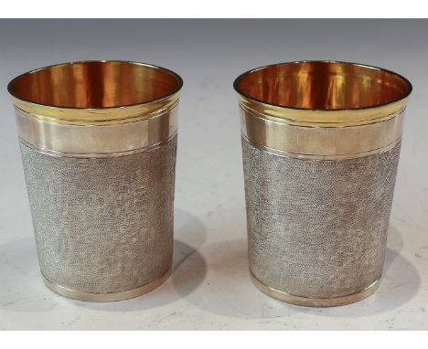 Ein Paar Becher in Art der Augsburger Schlangenhautbecher  Berlin, Jens Schlede Wie vorige Nr. 925/f. Silber. Innen vergoldet