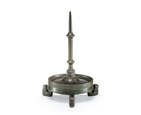 Leuchter im gotischen Stil des 15. Jhs.  E. 19. Jh. Bronze, dunkel patiniert. Runder Stand als Teller auf drei Löwenfüßen und