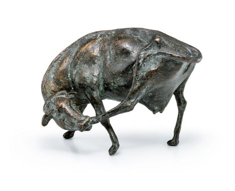 Jastram, Jo (Rostock, Ribnitz-Damgarten 1928-2011) "Scharrende Kuh"  1958 Bronze, braun patiniert. Gr. 11×19×22 cm. Sign. u. 