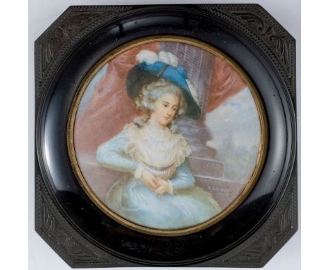 Englische Lady mit großem blauem Hut  mit gefalteten Händen vor Säulen sitzend. In der Art von Richard Cosway. Rund. D. 9 cm.