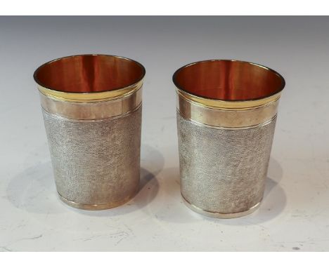 Ein Paar Becher in Art der Augsburger Schlangenhautbecher  Berlin, Jens Schlede 925/f. Silber. Innen vergoldet. H. 9. cm. Gew