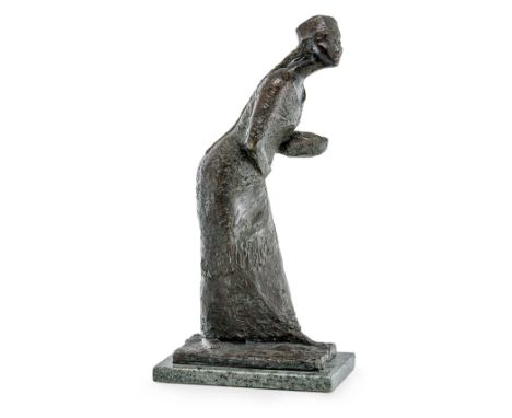 Beberniß, Heinz (Halle 1920-2012) Maja (Usbekin)  1964 Bronze, braun patiniert auf rechteckiger Plinthe mit grau-schwarzem St